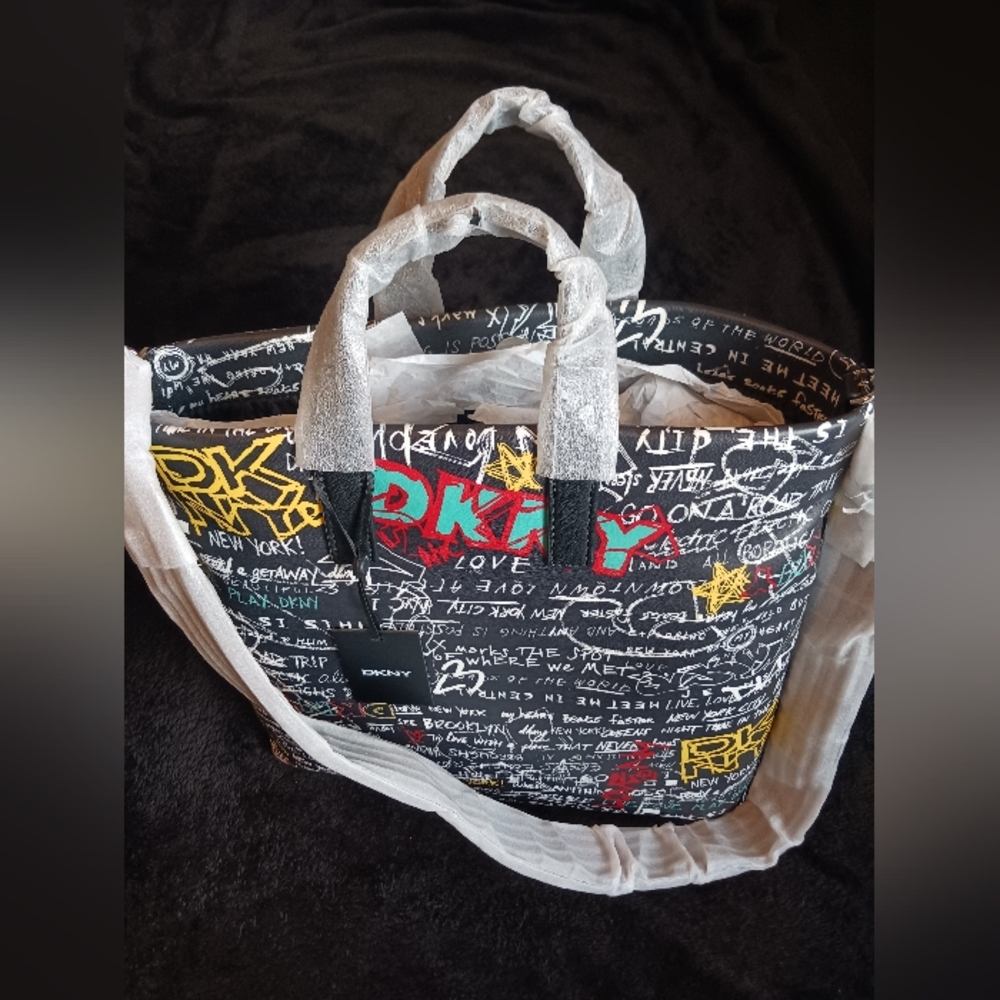 New DKNY handbag 👜 for sale. Still wrapped in plastic. Also free shipping.